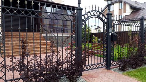 Чем обработать металлические столбы для забора. Выбираем лучший вариант столбов из металла для установки забора и способ их защиты