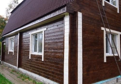 Покраска деревянного дома снаружи краскопультом. Чем покрасить деревянный дом снаружи: выбор материала и технологии нанесения