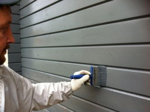 Покраска деревянного дома снаружи краскопультом. Чем покрасить деревянный дом снаружи: выбор материала и технологии нанесения