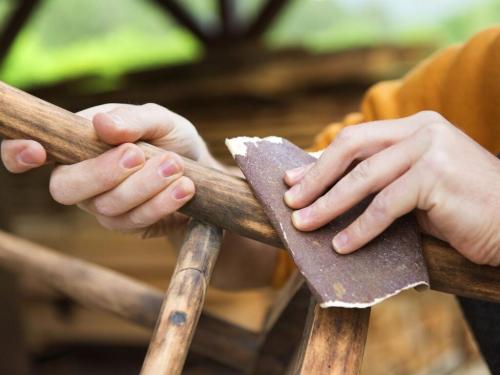 Чем зачистить дерево перед покраской. Как отшлифовать дерево наждачной бумагой?