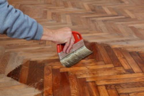 Чем обработать дерево перед покраской лаком. Работы по лакировке пола