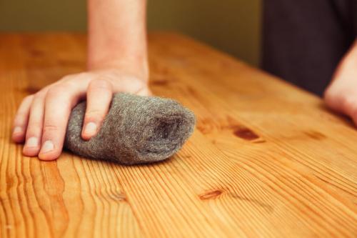 Чем зачистить дерево перед покраской. Как отшлифовать дерево наждачной бумагой?