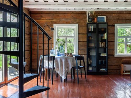 Переделка старого дома внутри. Как перестроить старый дом и оставить всю его красоту: «Этот цвет в народе раньше называли “поносный”»