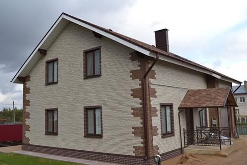 Отделка старого деревянного дома снаружи. Натуральное дерево для обшивки деревянного дома