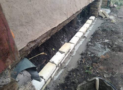 Замена нижних венцов деревянного дома на кирпич. Реконструкция старого бревенчатого дома: как заменить нижние венцы