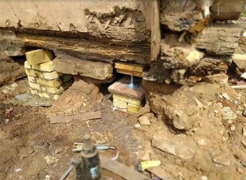 Замена нижних венцов деревянного дома на кирпич. Реконструкция старого бревенчатого дома: как заменить нижние венцы