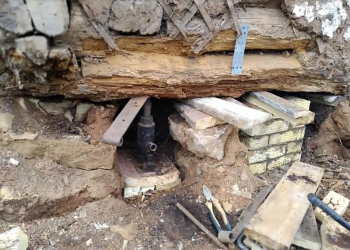 Замена нижних венцов деревянного дома на кирпич. Реконструкция старого бревенчатого дома: как заменить нижние венцы