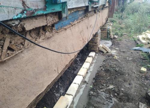 Замена нижних венцов деревянного дома на кирпич. Реконструкция старого бревенчатого дома: как заменить нижние венцы