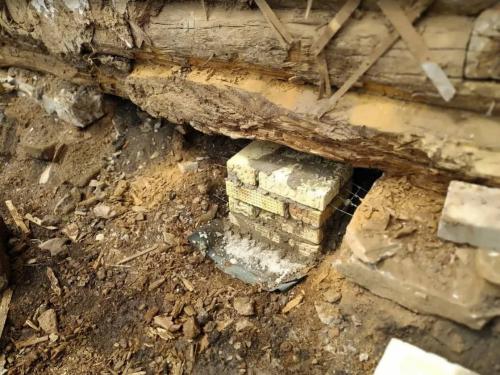 Замена нижних венцов деревянного дома на кирпич. Реконструкция старого бревенчатого дома: как заменить нижние венцы