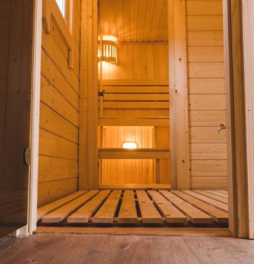 Чем обработать сосну в бане. Чем обработать баню внутри: стены, потолок, полки, вагонку. Обзор пропиток, антисептиков, масел.