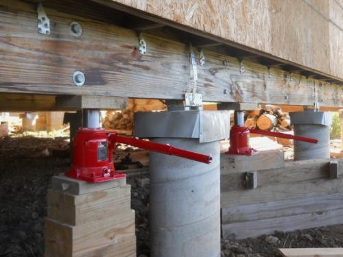 Как укрепить просевший угол дома. Как поднять кирпичный дом?