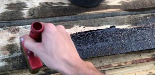 Покраска деревянного забора отработкой. Плюсы и минусы масла для обработки дерева