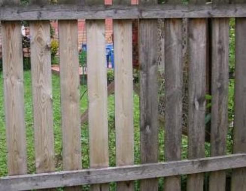 Как красиво покрасить деревянный забор. Как и чем правильно покрасить деревянный забор?