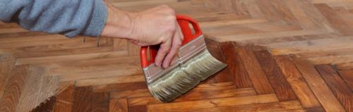 В какой цвет покрасить деревянный пол. Основные разновидности материалов для покраски пола