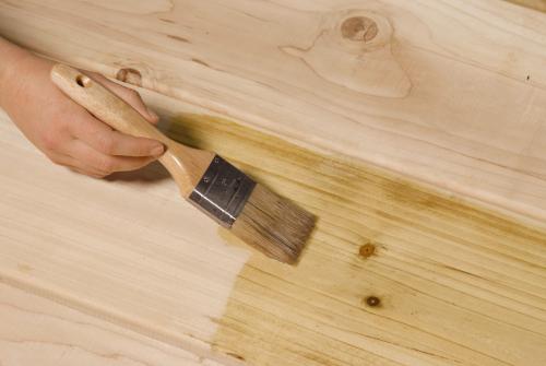 Как грунтовать деревянные стены перед покраской. Грунтовка по дереву перед покраской – нужно ли применять