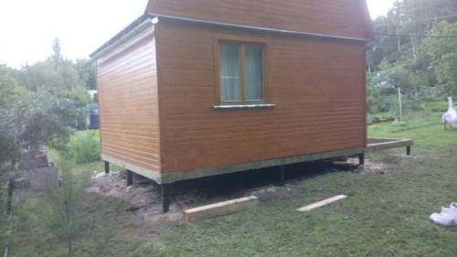 Замена фундамента под деревянным домом на винтовые сваи. Как мы меняем фундамент под домами.