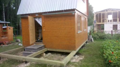 Замена фундамента под деревянным домом на винтовые сваи. Как мы меняем фундамент под домами.