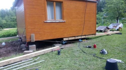 Замена фундамента под деревянным домом на винтовые сваи. Как мы меняем фундамент под домами.