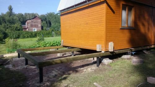 Замена фундамента под деревянным домом на винтовые сваи. Как мы меняем фундамент под домами.