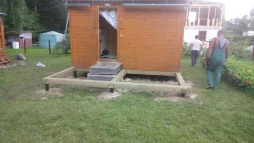 Замена фундамента под деревянным домом на винтовые сваи. Как мы меняем фундамент под домами.