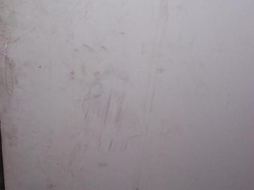 Как выровнять цвет стен после покраски. Как исправить разводы на стенах после покраски