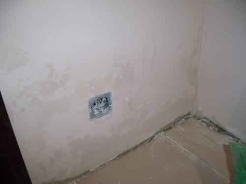 Как выровнять цвет стен после покраски. Как исправить разводы на стенах после покраски