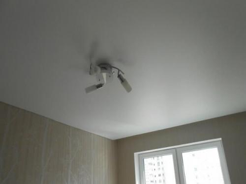 Как покрасить уже окрашенный потолок Снежкой. Процесс окрашивания потолка Снежкой – виды красок