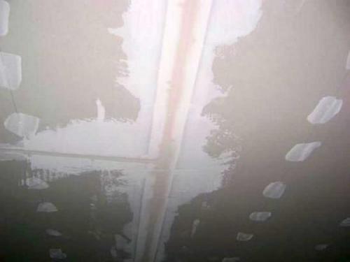 Как повторно покрасить потолок из гипсокартона. Как правильно зачистить гипсокартон перед повторным окрашиванием