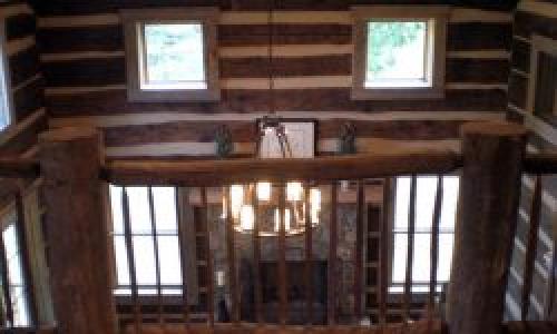 Можно обработать дом из бруса естественной влажности техническим льняным неагдезированным маслом. Целесообразность пропитки льняным маслом