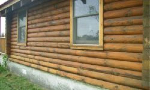 Можно обработать дом из бруса естественной влажности техническим льняным неагдезированным маслом. Целесообразность пропитки льняным маслом