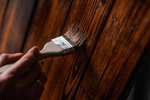 После пропитки дерева чем можно покрасить его. 	Надо ли обрабатывать дерево внутри дома антисептиком или грунтом? 02