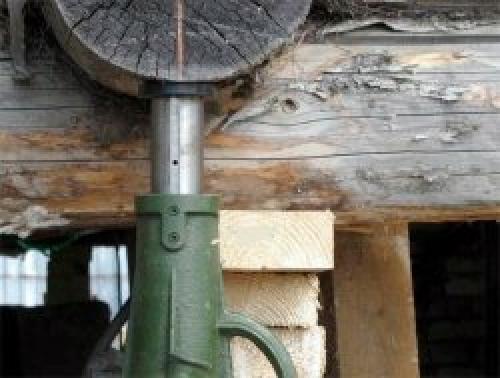 Какими домкратами можно поднять деревянный сруб. Основной этап: подъема дома с помощью домкрата 09 Какими домкратами можно поднять деревянный сруб. Основной этап: подъема дома с помощью домкрата 09