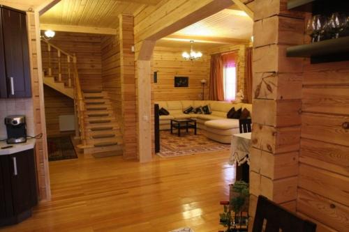 К важнейшим положительным свойствам древесины относят. Достоинства и недостатки древесины в строительстве.