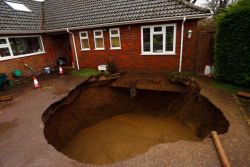 Как укрепить просевший угол дома. Как поднять кирпичный дом?