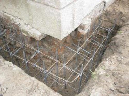 Как укрепить фундамент старого дома. Технологии усиления фундамента старого деревянного дома