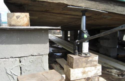 Как укрепить просевший угол дома. Как поднять кирпичный дом?