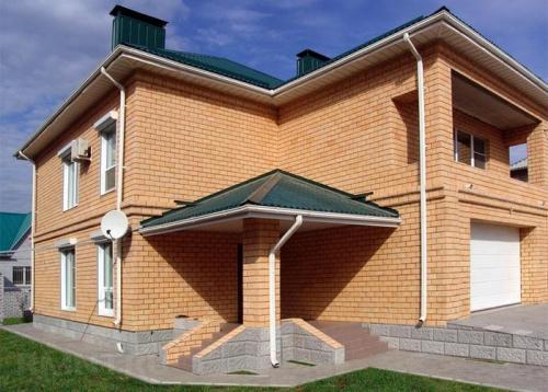 Срок службы деревянного дома, обложенного кирпичом. Преимущества каменной облицовки