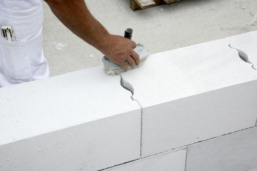 Усадка дома из газобетона. Дает ли усадку кладка из газобетона?